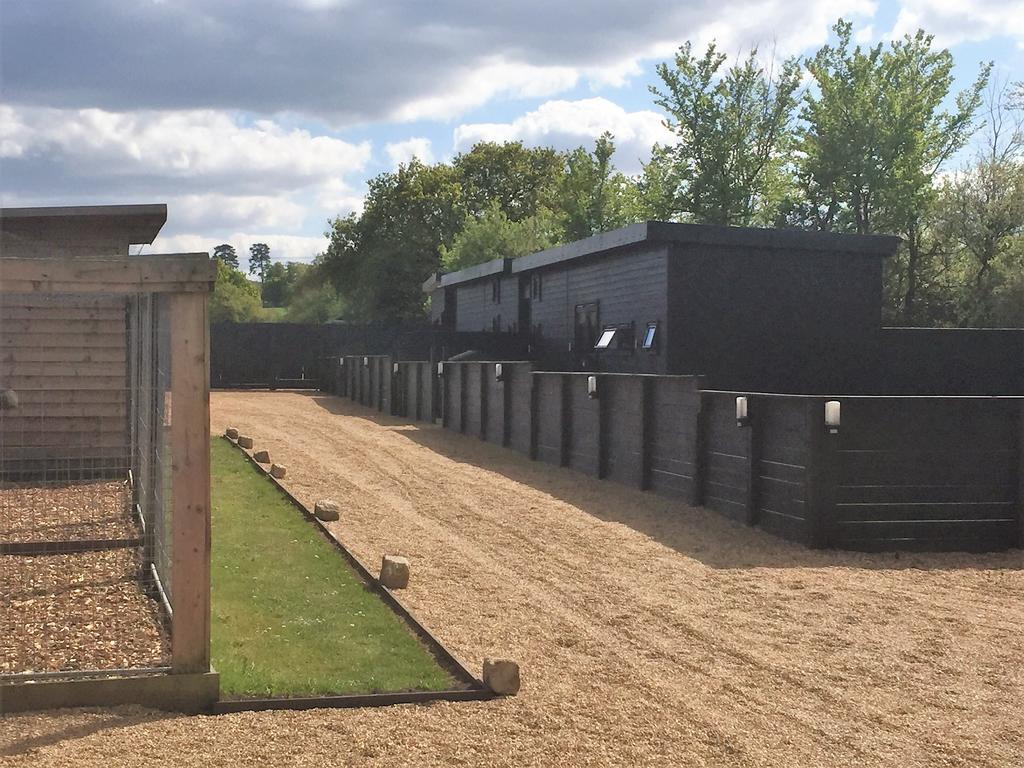 Willow Court Farm The Lodge & Petting Farm, 8 Mins From Legoland & Windsor, 15 Mins From Lapland Uk Dış mekan fotoğraf